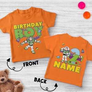 Pu&ograve; includere: Due magliette arancioni con un design di Buzz Lightyear. La parte anteriore della maglietta dice "BIRTHDAY BOY" con una grafica di Buzz Lightyear. La parte posteriore della maglietta dice "NAME" con il numero 2 e Buzz Lightyear.
