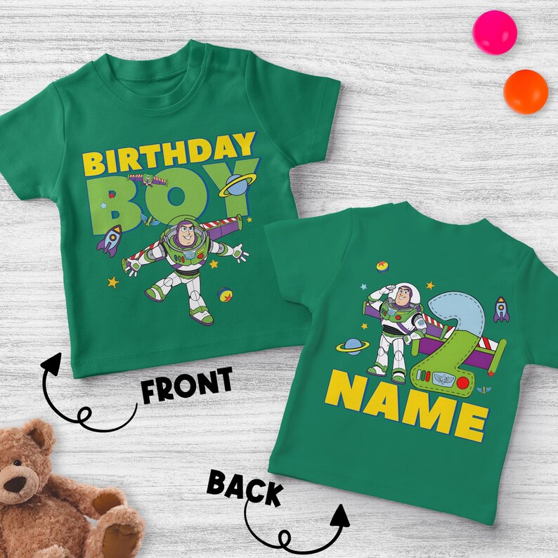 Pu&ograve; includere: T-shirt verdi con grafica di Buzz Lightyear. La parte anteriore della maglietta dice "BIRTHDAY BOY" in lettere gialle. La parte posteriore della maglietta ha il numero "2" e la parola "NAME" in giallo.