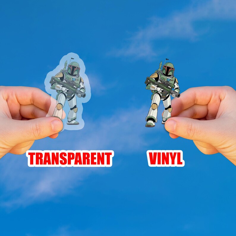Puede incluir: Dos pegatinas con un personaje de Boba Fett de Star Wars se sostienen contra un cielo azul. Una es transparente, la otra es de vinilo. La palabra "TRANSPARENT" est&aacute; en un cuadro rojo debajo de la pegatina transparente, y "VINYL" debajo de la otra.