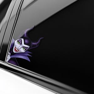 K&ouml;nnte beinhalten: Ein Cartoon-Bild von Maleficent, mit gr&uuml;nen Augen und einem finsteren L&auml;cheln, das hinter einem Autofenster hervorlugt. Die Figur tr&auml;gt ein lila-schwarzes Outfit mit H&ouml;rnern.