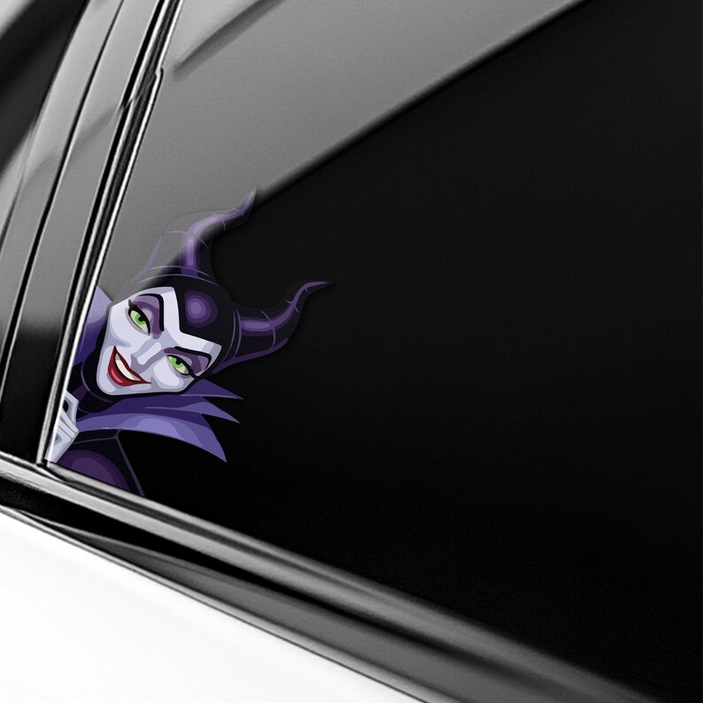 K&ouml;nnte beinhalten: Ein Cartoon-Bild von Maleficent, mit gr&uuml;nen Augen und einem finsteren L&auml;cheln, das hinter einem Autofenster hervorlugt. Die Figur tr&auml;gt ein lila-schwarzes Outfit mit H&ouml;rnern.