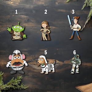 Puede incluir: Un letrero de madera r&uacute;stica con el texto "Welcome to our home" en letras blancas. El letrero presenta un acabado envejecido y un dise&ntilde;o simple y acogedor, ideal para la decoraci&oacute;n de la entrada.