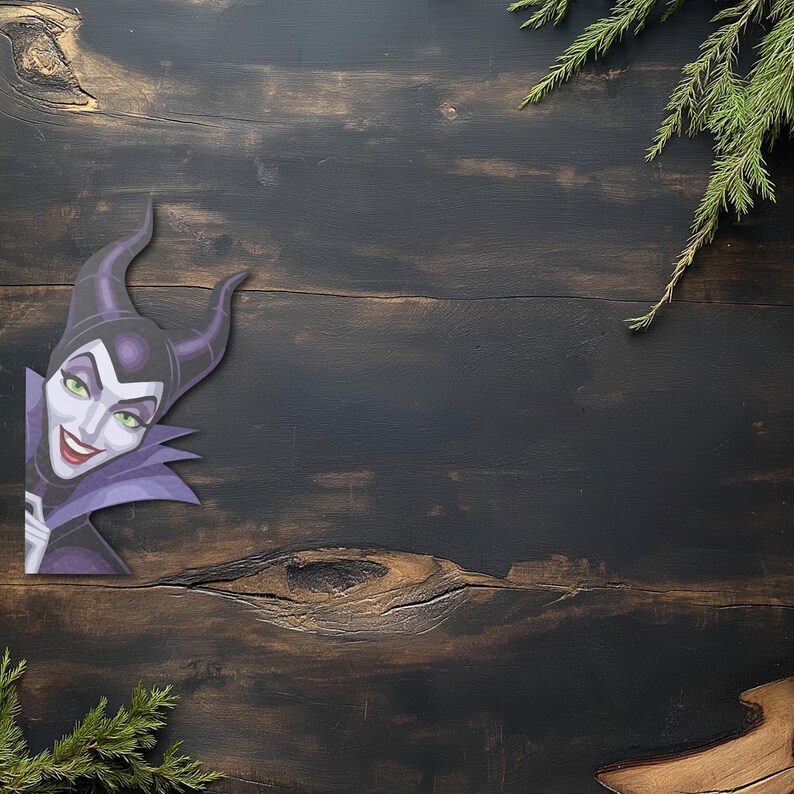 K&ouml;nnte beinhalten: Dekorative Aussparung von Maleficent aus Disneys Dornr&ouml;schen, in Lila und Schwarz mit gr&uuml;nen Augen. Sie befindet sich vor einem dunklen Holzgrund mit gr&uuml;nen Zweigen.