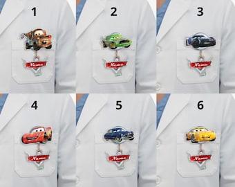 Porta credencial retráctil de Cars, Rayo McQueen, Luigi, Doc Hudson y Sally, clip holográfico para identificación, regalo para enfermera SBRL2C07