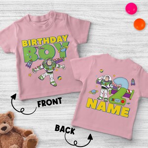 Pu&ograve; includere: T-shirt rosa a maniche corte con una grafica a cartoni animati di un ranger spaziale. La maglietta anteriore dice "BIRTHDAY BOY" e quella posteriore "NAME" e il numero "2". Le magliette hanno un design a razzo, pianeta e stella.