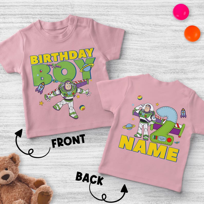 Pu&ograve; includere: T-shirt rosa a maniche corte con una grafica a cartoni animati di un ranger spaziale. La maglietta anteriore dice "BIRTHDAY BOY" e quella posteriore "NAME" e il numero "2". Le magliette hanno un design a razzo, pianeta e stella.
