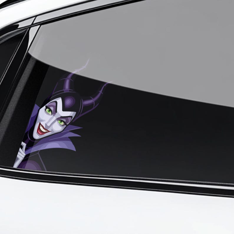 K&ouml;nnte beinhalten: Ein Autoaufkleber mit Maleficent, einer Zeichentrickfigur mit gr&uuml;nen Augen, einem lila Kragen und schwarzen H&ouml;rnern. Der Aufkleber ist durch die Autoscheibe sichtbar.
