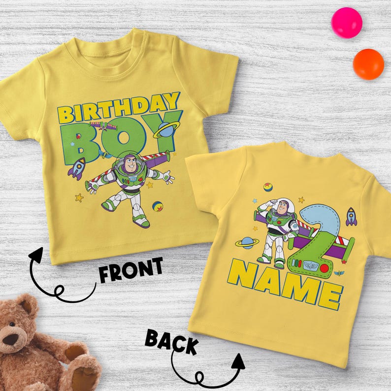 Pu&ograve; includere: Due magliette gialle con grafiche di Buzz Lightyear. Una maglietta dice "BIRTHDAY BOY" con Buzz Lightyear. L'altra dice "NAME" e "2" con Buzz Lightyear. Le magliette sono per un compleanno.
