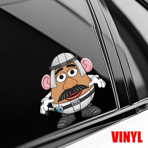 Puede incluir: Una taza de cer&aacute;mica blanca con un asa negra y el texto "But First, Coffee" en negrita negra. La taza se encuentra sobre un fondo borroso, sugiriendo un ambiente acogedor.