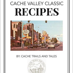 Puede incluir: Una postal vintage con una escena de calle en Cache Valley, Utah. La postal se titula "Recetas clásicas de Cache Valley" e incluye el texto "Por: Cache Trails and Tales". La postal presenta un logotipo para Cache Trails and Tales, que incluye el texto "Senderismo y recorridos a pie por la ciudad en Cache Valley".