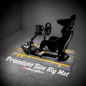 Könnte beinhalten: Ein schwarzes Rennsimulator-Setup mit Lenkrad, Pedalen und einem Schalensitz. Das Rig steht auf einer grauen Matte mit gelben Markierungen und dem Text "Premium Sim Rig Mat" und "SimRacingMats".