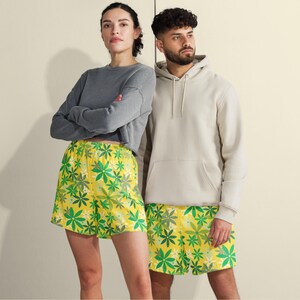 Short long athlétique unisexe | Jaune avec un motif floral vert | Short pour elle et lui | Matériau recyclé | Short d&#39;entraînement | Short de créateur