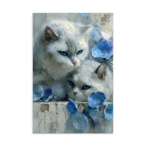 Cartão postal de gatos brancos com flores azuis – Ilustração de gato fantasia – Impressão artística de gato em tons pastéis suaves – Presente para amantes de gatos – Decoração floral para gatos