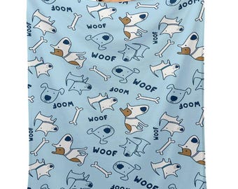 Manta de franela para mascotas con estampado de perro WOOF en grafiti azul claro, edición limitada de diseñador, resistente a los arañazos y con propiedades calmantes para perros.