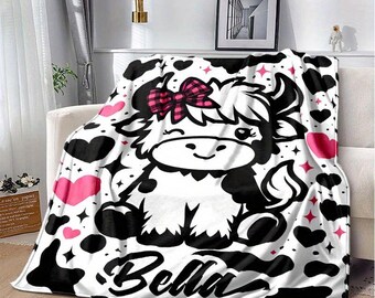 Linda vaca de dibujos animados y corazones rosas - Manta de franela personalizada - Nombre personalizado Bella con estrellas brillantes