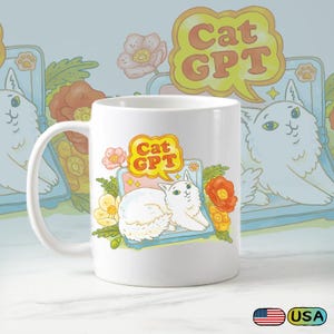 Peut inclure: Mug en céramique blanche avec une illustration de chat de dessin animé et le texte "Cat GPT". Le chat blanc aux yeux verts est représenté sur une surface bleue, entouré de fleurs.