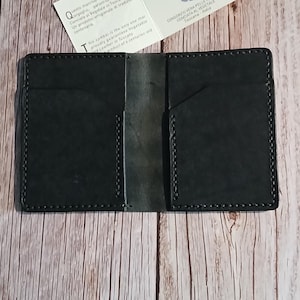 Cartera de bisonte / Cartera de cuero hecha a mano con tarjetero y piel italiana de grano completo curtida con vegetales Cartera negra fabricada en Finlandia