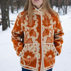 Återvunnen ullfiltkappa – Orange geometrisk jacka i sydvästlig stil (storlek M)