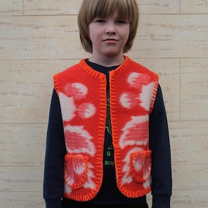 Chaleco de lana para niños, manta vintage de lana reciclada para niños y niñas, chaleco rojo cálido hecho a mano para niños pequeños, talla 5-8 años, chaleco polar, regalo único para niños.