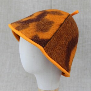 Gorro de sauna de lana reciclada – Estampado vibrante en naranja y marrón
