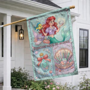 Puede incluir: Una bandera decorativa para exteriores con una ilustraci&oacute;n de dibujos animados de Ariel de La Sirenita. La bandera tiene un fondo turquesa con el texto "PRINCESS BACK TO SCHOOL". El dise&ntilde;o incluye a Ariel, Flounder y elementos escolares.
