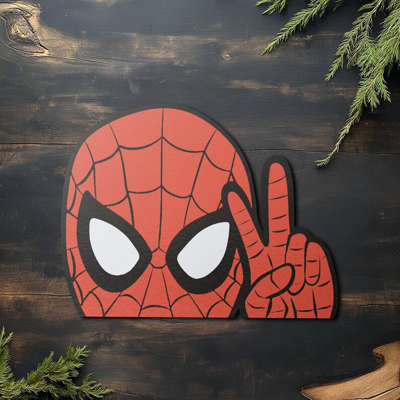 Pu&ograve; includere: Una maschera di Spider-Man rossa e nera con forme di occhi bianchi e una mano che fa il segno della pace. La maschera ha un motivo a ragnatela, su uno sfondo di legno scuro con vegetazione.