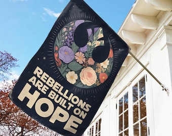 Bandera "Las rebeliones se construyen sobre la esperanza", bandera de jardín del Orgullo de Star Wars, Resistencia Jedi de Star Wars, regalo de Galaxy's Edge, decoración política rebelde NHND11