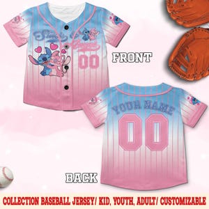 Pode incluir: Camisola de beisebol rosa e azul com padr&atilde;o listrado. A frente da camisola apresenta uma imagem de desenho animado de Stitch e Angel com o texto "Stitch & Angel". As costas da camisola t&ecirc;m o texto "Your Name" e o n&uacute;mero 00.