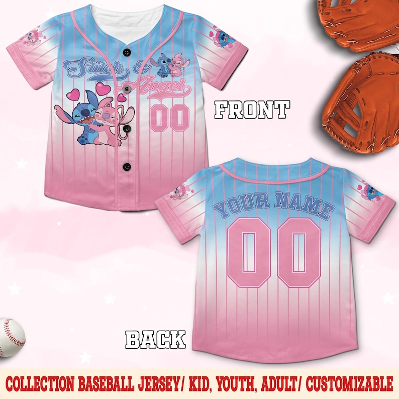 Pode incluir: Camisola de beisebol rosa e azul com padr&atilde;o listrado. A frente da camisola apresenta uma imagem de desenho animado de Stitch e Angel com o texto "Stitch & Angel". As costas da camisola t&ecirc;m o texto "Your Name" e o n&uacute;mero 00.