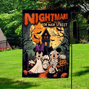 K&ouml;nnte beinhalten: Halloween-Gartenflagge mit Minnie Mouse als Braut und Mickey Mouse als Mumie. Die Flagge zeigt "Nightmare on Main Street" in Orange, vor einem gruseligen Hintergrund mit einem Spukhaus, Flederm&auml;usen und einem Vollmond.