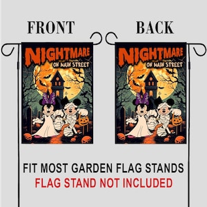 K&ouml;nnte beinhalten: Eine Halloween-Gartenflagge mit Minnie und Mickey Mouse in Kost&uuml;men. Die Flagge zeigt den Text "NIGHTMARE ON MAIN STREET" vor einem gruseligen Hintergrund eines Spukhauses, Flederm&auml;usen und einem orangefarbenen Mond. Passend f&uuml;r die meisten Gartenflaggenst&auml;nder.
