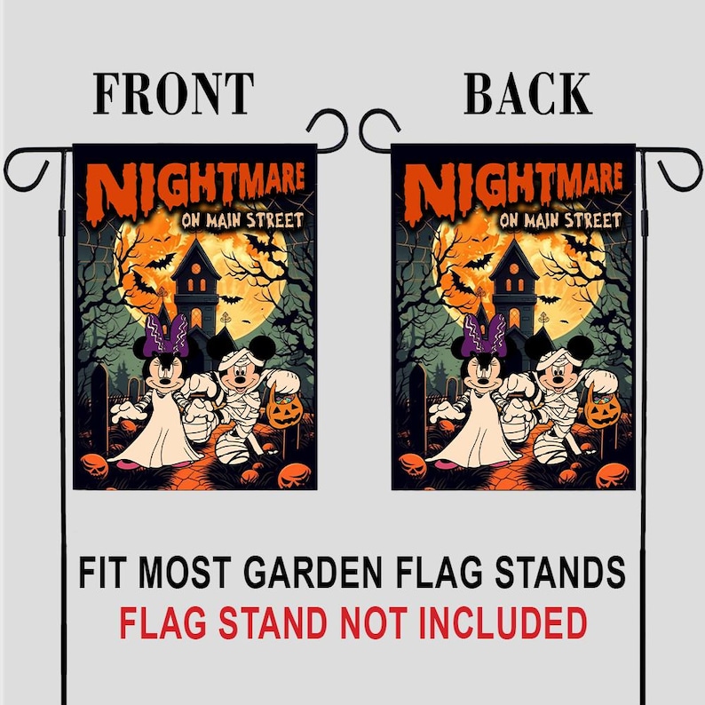 K&ouml;nnte beinhalten: Eine Halloween-Gartenflagge mit Minnie und Mickey Mouse in Kost&uuml;men. Die Flagge zeigt den Text "NIGHTMARE ON MAIN STREET" vor einem gruseligen Hintergrund eines Spukhauses, Flederm&auml;usen und einem orangefarbenen Mond. Passend f&uuml;r die meisten Gartenflaggenst&auml;nder.