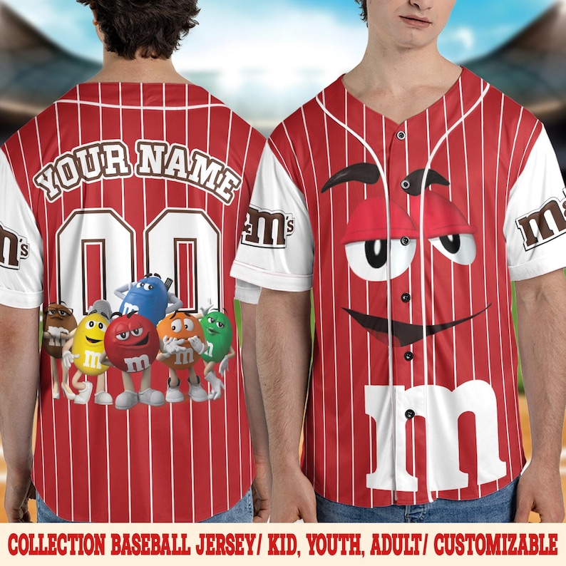 Puede incluir: Camiseta de b&eacute;isbol roja y blanca con rayas verticales. La camiseta presenta una gran "M" en la parte delantera y el texto "YOUR NAME" y el n&uacute;mero "00" en la espalda. La camiseta tambi&eacute;n tiene un gr&aacute;fico de personajes de M&M's. Las mangas son blancas.