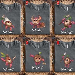 Puede incluir: Seis camisetas grises con diferentes personajes de dibujos animados de coco. Cada camiseta tiene un dise&ntilde;o de personaje &uacute;nico con detalles en rosa, marr&oacute;n y blanco. La palabra "NAME" est&aacute; impresa debajo de cada personaje.