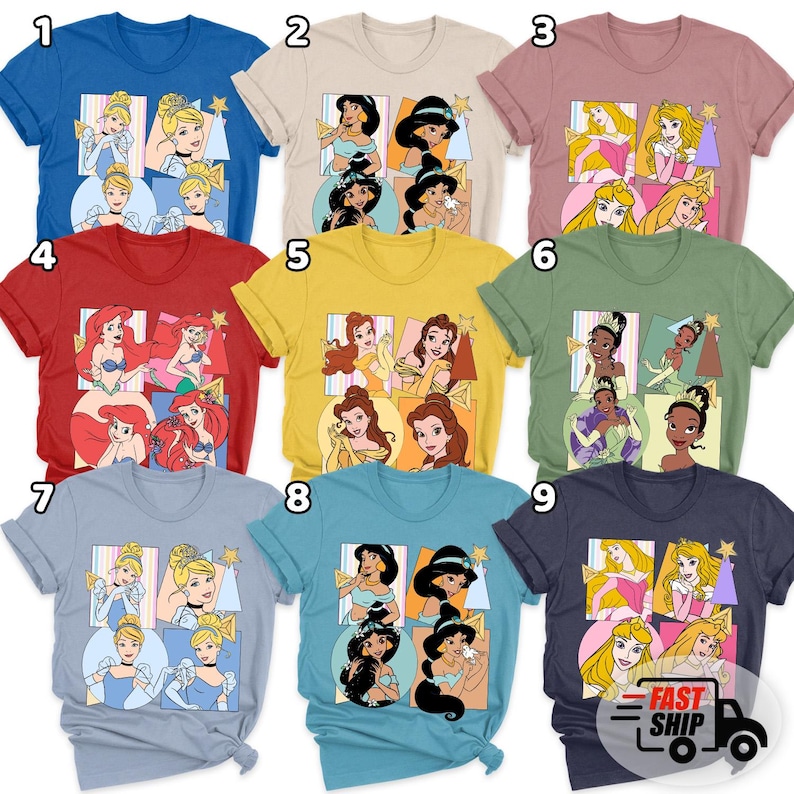 Op de afbeelding: Een collectie van negen shirts met korte mouwen in verschillende kleuren, elk met een ander prinsessenmotief. De shirts zijn blauw, beige, mauve, rood, geel, groen, lichtblauw, teal en marine. Elke afbeelding is een collage van prinsessenafbeeldingen.