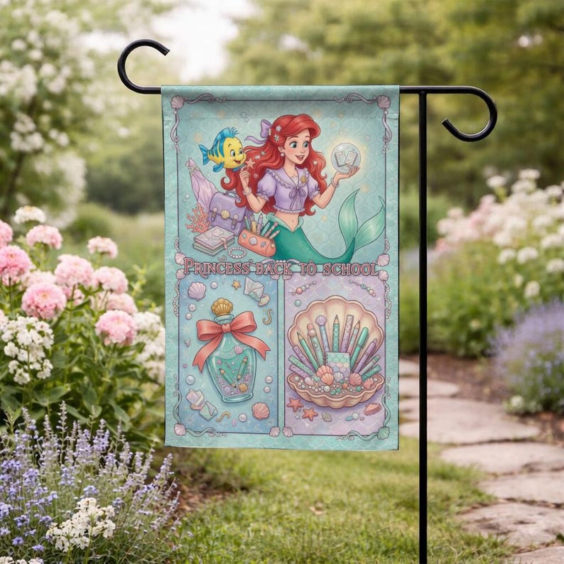 Puede incluir: Una bandera de jard&iacute;n con una ilustraci&oacute;n de sirena de pelo rojo y un amigo pez, sosteniendo un orbe brillante. La bandera tiene el texto "PRINCESS BACK TO SCHOOL" e incluye ilustraciones de productos de belleza y &uacute;tiles escolares.