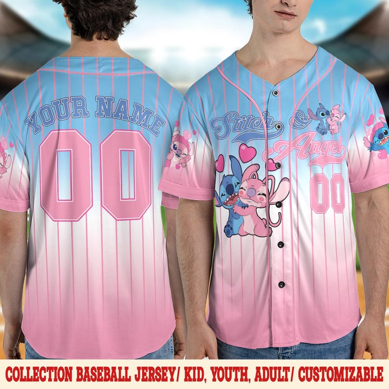 Pode incluir: Camisola de beisebol rosa e azul com um design de Stitch e Angel. A camisola tem um padr&atilde;o de riscas brancas e diz "Stitch & Angel" na frente. A parte de tr&aacute;s da camisola tem um nome e um n&uacute;mero personaliz&aacute;veis.