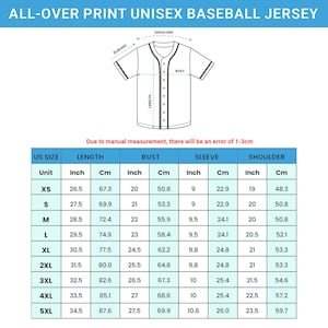 Puede incluir: Camiseta de b&eacute;isbol blanca con un dise&ntilde;o de estampado integral. La imagen incluye una tabla de tallas con medidas en pulgadas y cent&iacute;metros para largo, busto, manga y hombro. Tallas de la XS a la 5XL.