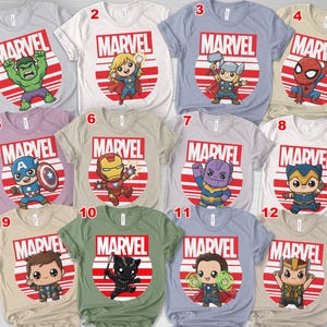 Op de afbeelding: Collectie Marvel superhelden T-shirts. Elk shirt toont een ander personage, waaronder Hulk, Thor, Spider-Man en Captain America, met het Marvel logo. De shirts zijn er in verschillende kleuren, zoals grijs, wit en blauw.