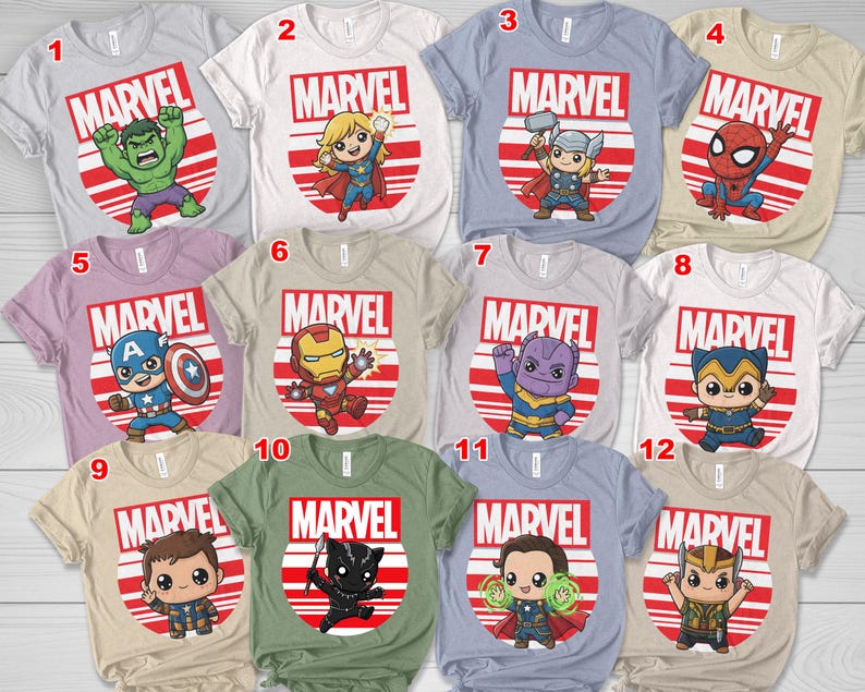 Op de afbeelding: Collectie Marvel superhelden T-shirts. Elk shirt toont een ander personage, waaronder Hulk, Thor, Spider-Man en Captain America, met het Marvel logo. De shirts zijn er in verschillende kleuren, zoals grijs, wit en blauw.