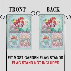 Puede incluir: Bandera de jard&iacute;n de doble cara con una ilustraci&oacute;n de sirena y el texto "PRINCESS BACK TO SCHOOL". La bandera tiene un fondo azul claro con ilustraciones de una sirena, un pez y &uacute;tiles escolares. Dise&ntilde;ada para la mayor&iacute;a de los soportes de banderas de jard&iacute;n.
