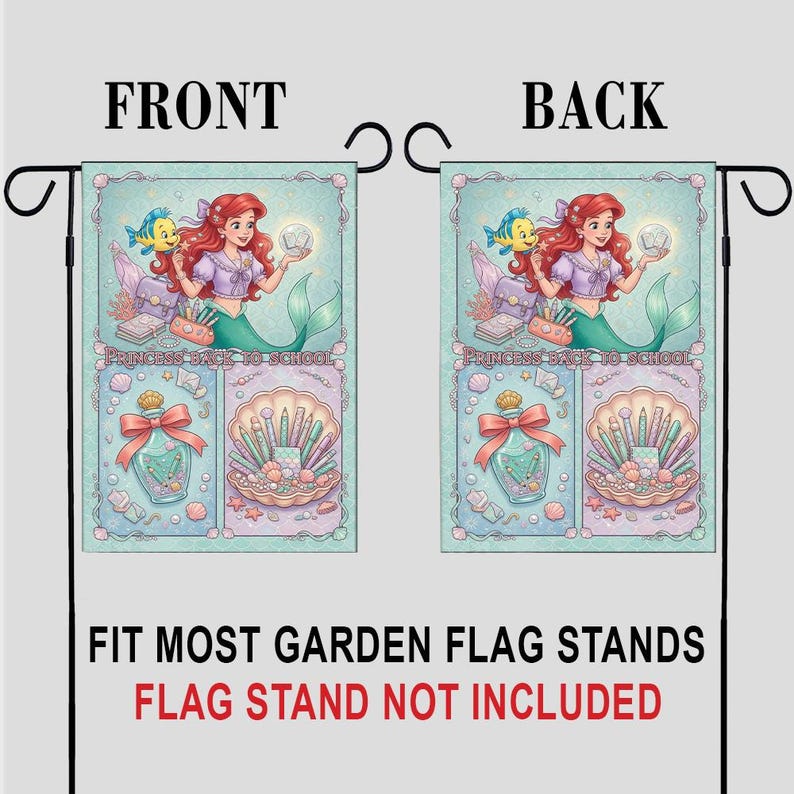 Puede incluir: Bandera de jard&iacute;n de doble cara con una ilustraci&oacute;n de sirena y el texto "PRINCESS BACK TO SCHOOL". La bandera tiene un fondo azul claro con ilustraciones de una sirena, un pez y &uacute;tiles escolares. Dise&ntilde;ada para la mayor&iacute;a de los soportes de banderas de jard&iacute;n.