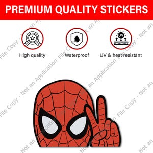 Pu&ograve; includere: Un adesivo rosso e nero con un design di Spider-Man, con la testa e la mano del personaggio che fanno il segno della pace. L'adesivo &egrave; etichettato "Premium Quality Stickers" e include icone che indicano alta qualit&agrave;, impermeabilit&agrave; e resistenza ai raggi UV e al calore.