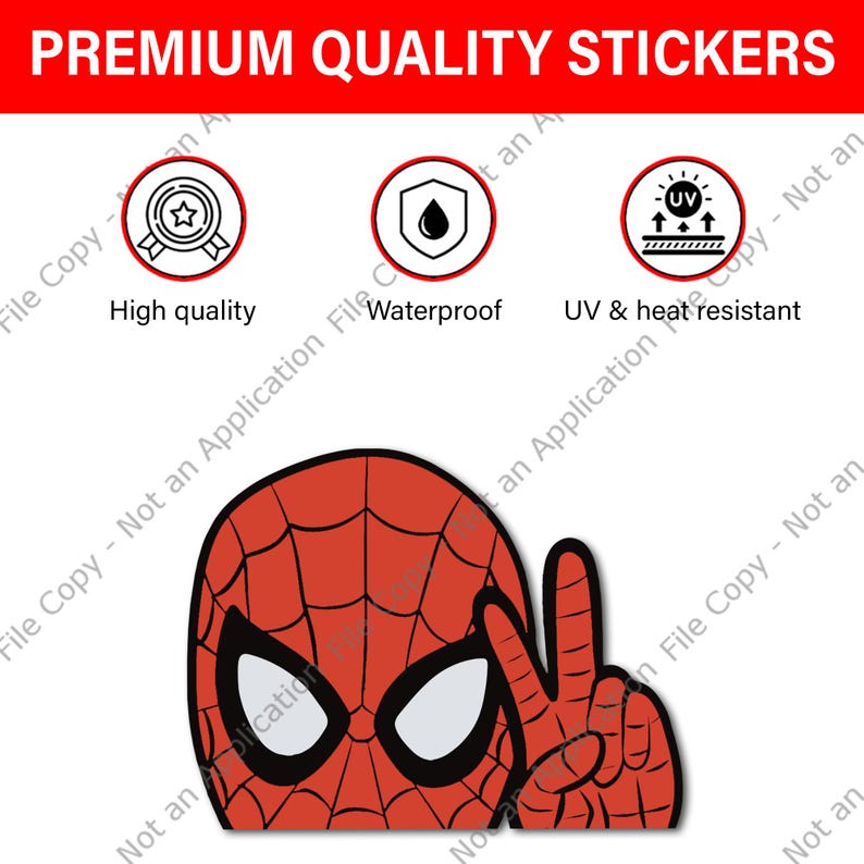 Pu&ograve; includere: Un adesivo rosso e nero con un design di Spider-Man, con la testa e la mano del personaggio che fanno il segno della pace. L'adesivo &egrave; etichettato "Premium Quality Stickers" e include icone che indicano alta qualit&agrave;, impermeabilit&agrave; e resistenza ai raggi UV e al calore.