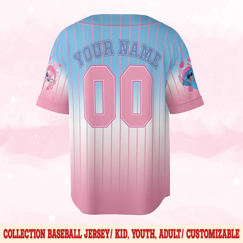 Pode incluir: Uma camisa de beisebol rosa e azul com listras brancas. A camisa tem "YOUR NAME" e "00" impressos nas costas. A camisa apresenta um personagem de desenho animado em cada manga.