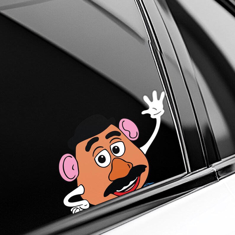 Peut inclure: Un autocollant color&eacute; repr&eacute;sentant un personnage de dessin anim&eacute; avec un grand nez orange, une moustache noire et des cheveux noirs. Le personnage fait signe avec une main gant&eacute;e blanche. L'autocollant est con&ccedil;u pour une vitre de voiture.