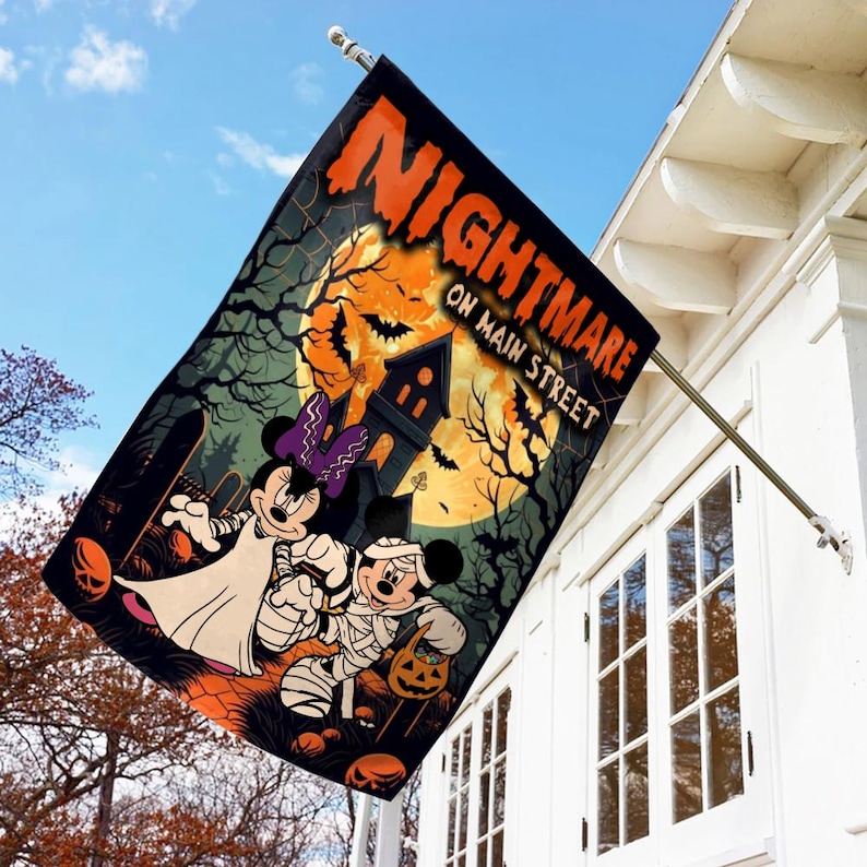 K&ouml;nnte beinhalten: Halloween-Flagge mit Mickey und Minnie Mouse in Kost&uuml;men, mit dem Text "Nightmare on Main Street". Das Design zeigt ein Spukhaus, Flederm&auml;use und einen Vollmond in einem orange-schwarzen Farbschema.