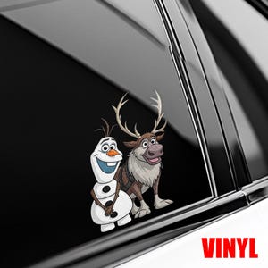 Puede incluir: Una calcoman&iacute;a de vinilo con los personajes Olaf el mu&ntilde;eco de nieve y Sven el reno de la pel&iacute;cula Frozen. Olaf es blanco con boca azul y nariz naranja. Sven es marr&oacute;n con grandes cuernos. La palabra "VINYL" est&aacute; en rojo.