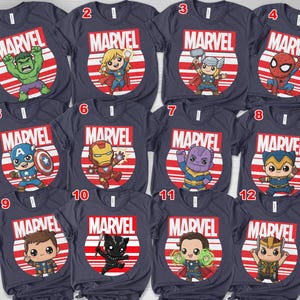 Pode incluir: Uma cole&ccedil;&atilde;o de camisetas Marvel azul marinho, cada uma com uma ilustra&ccedil;&atilde;o de personagem diferente dentro de um design circular vermelho e branco. A palavra "MARVEL" &eacute; impressa acima do personagem.