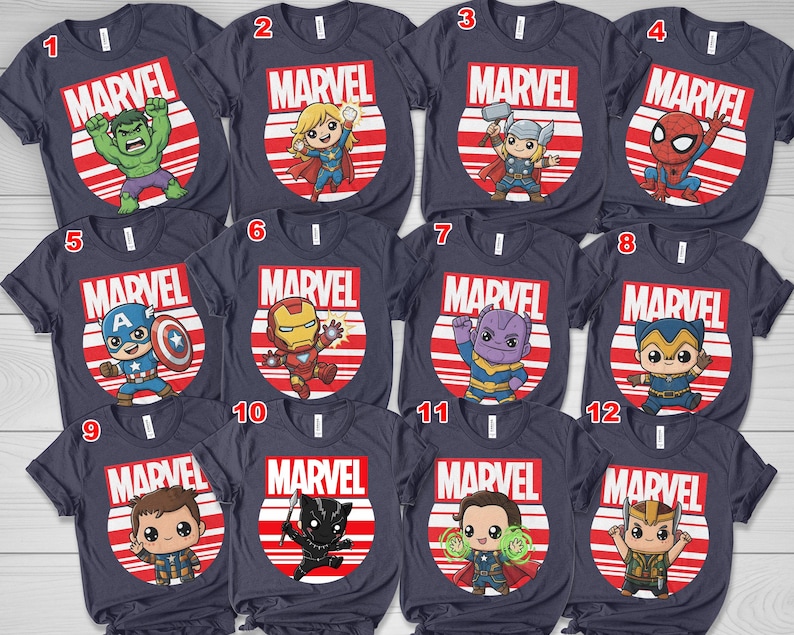 Pode incluir: Uma cole&ccedil;&atilde;o de camisetas Marvel azul marinho, cada uma com uma ilustra&ccedil;&atilde;o de personagem diferente dentro de um design circular vermelho e branco. A palavra "MARVEL" &eacute; impressa acima do personagem.